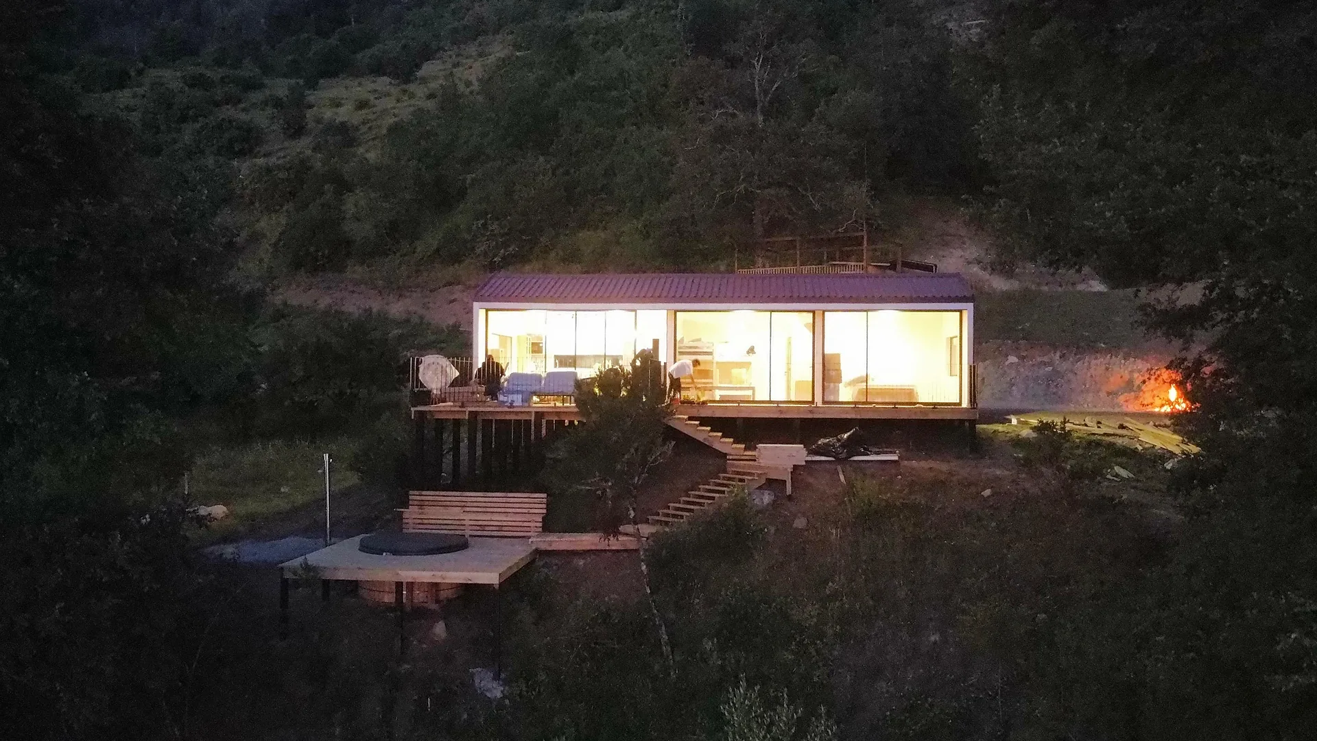 Vivienda junto a un lago al atardecer, en entorno natural