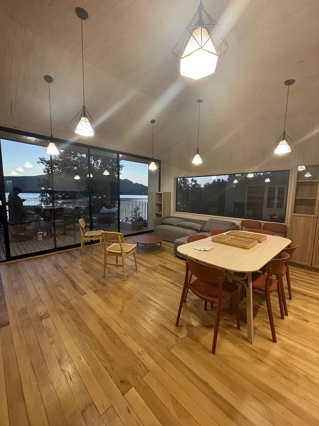 Casas Maihue — interior de madera con cielo abovedado y vista al Lago Maihue