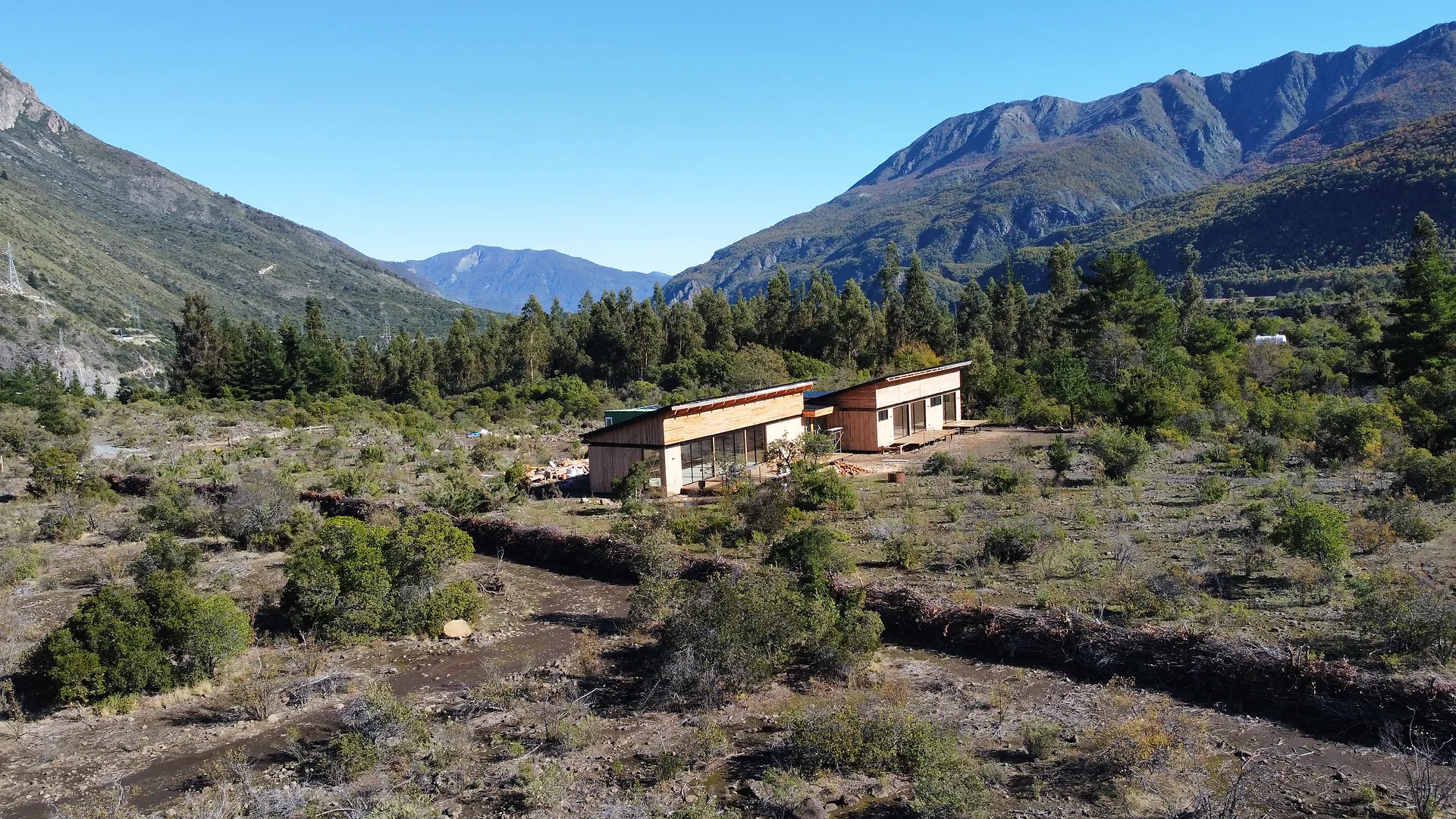 Vivienda emplazada en un entorno rocoso de cordillera