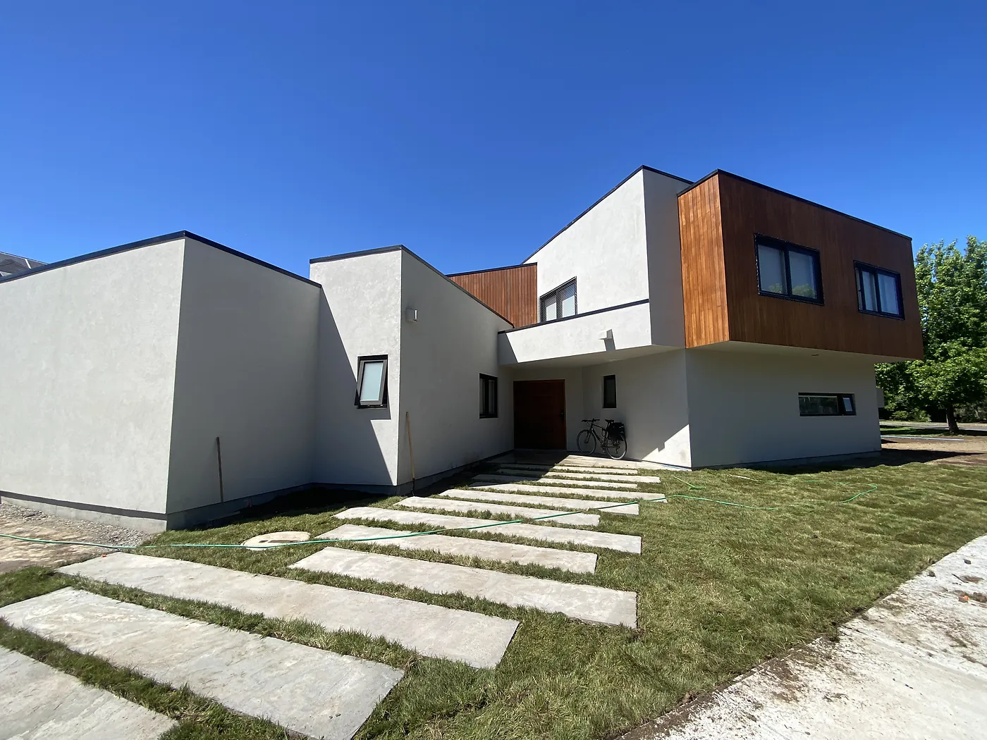 Casa RR — vivienda contemporánea blanca con volumen de madera