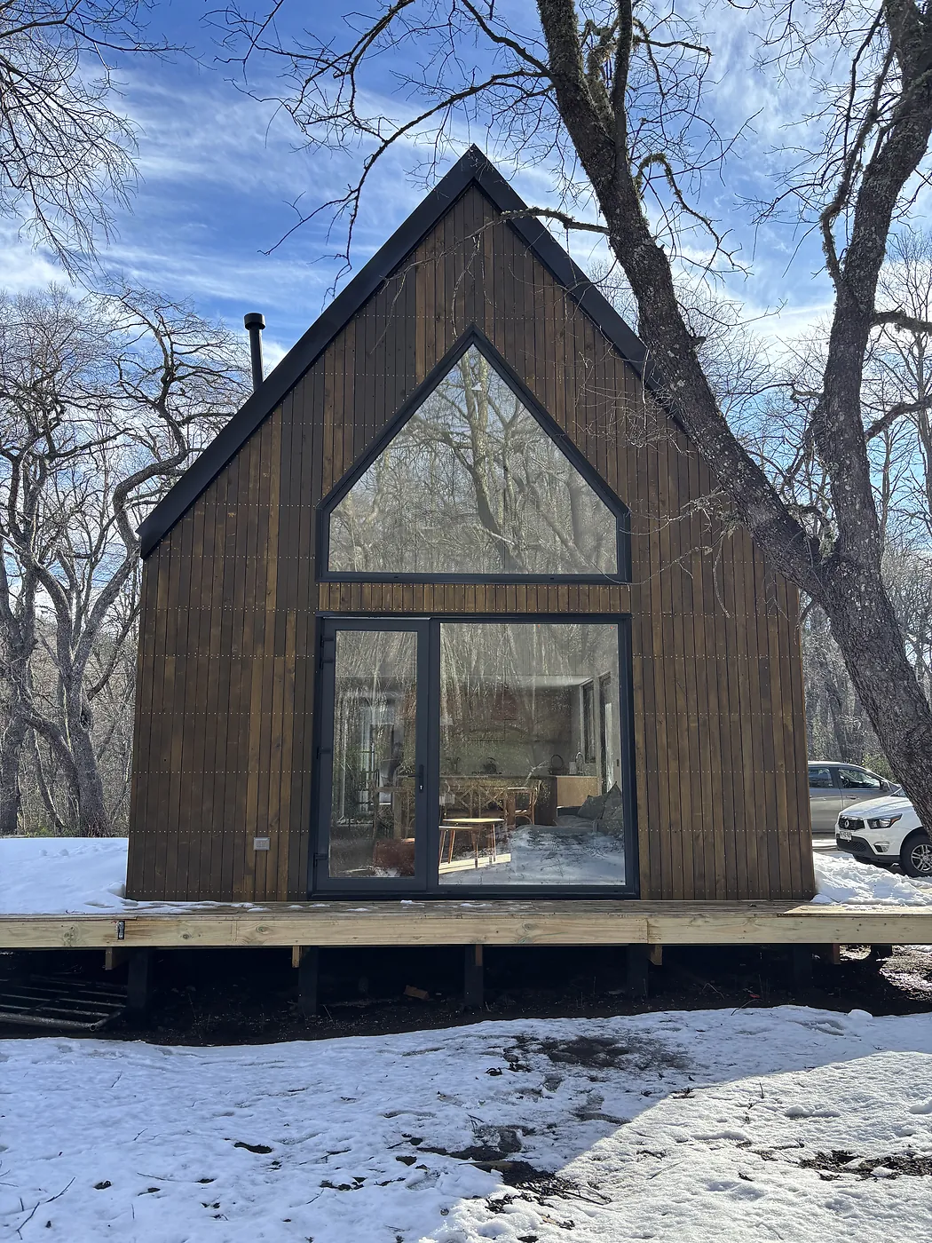 Casa WI — cabaña A-frame de madera en bosque nevado