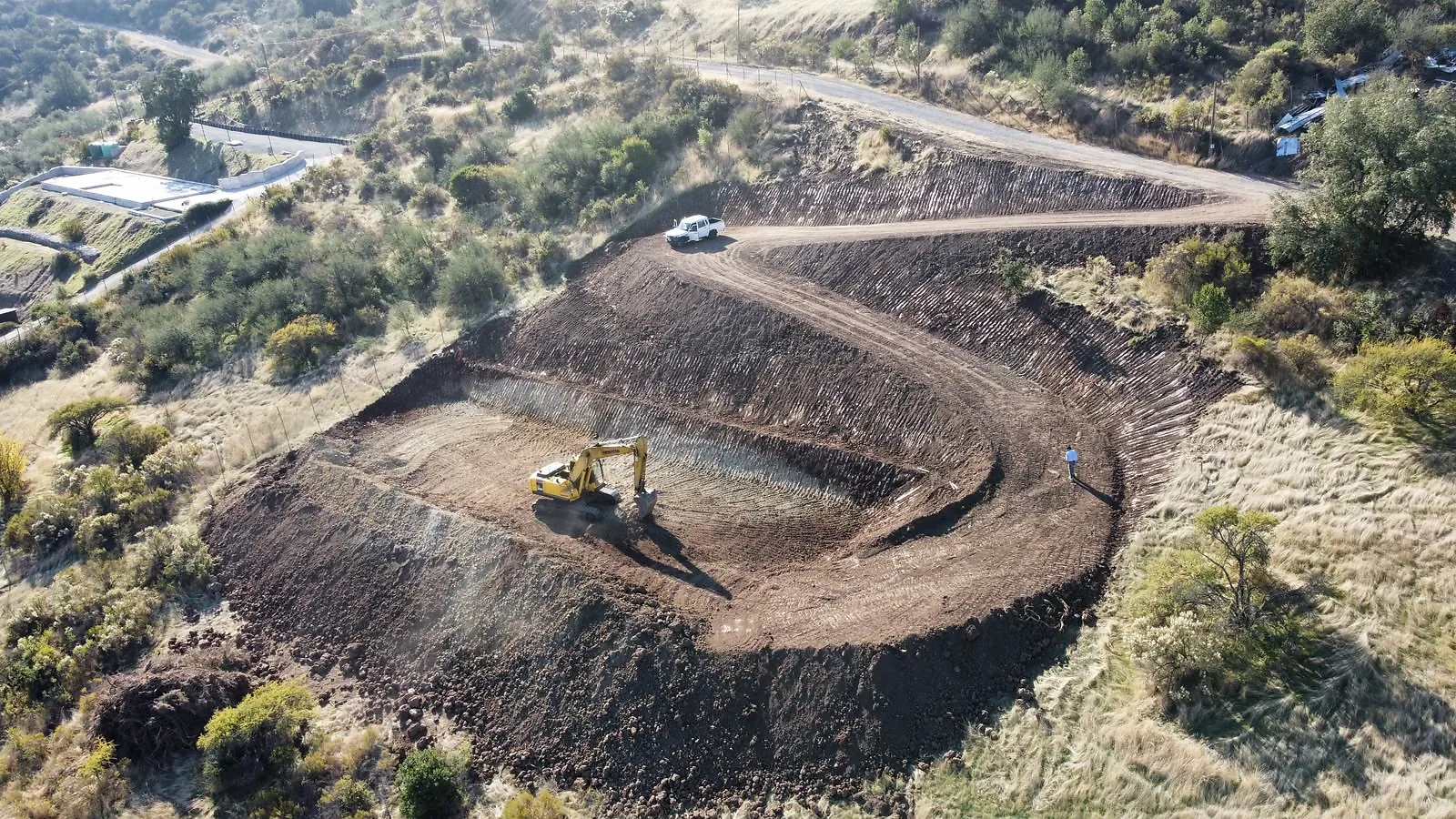 Movimiento de tierra y preparación de terreno en pendiente para una obra de Queule Constructora